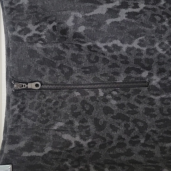 Studio Point, Size 6 Black / Gray Leopard or Cheetah Pencil Skirt, Exc. Cond. - Picture 3 of 10
